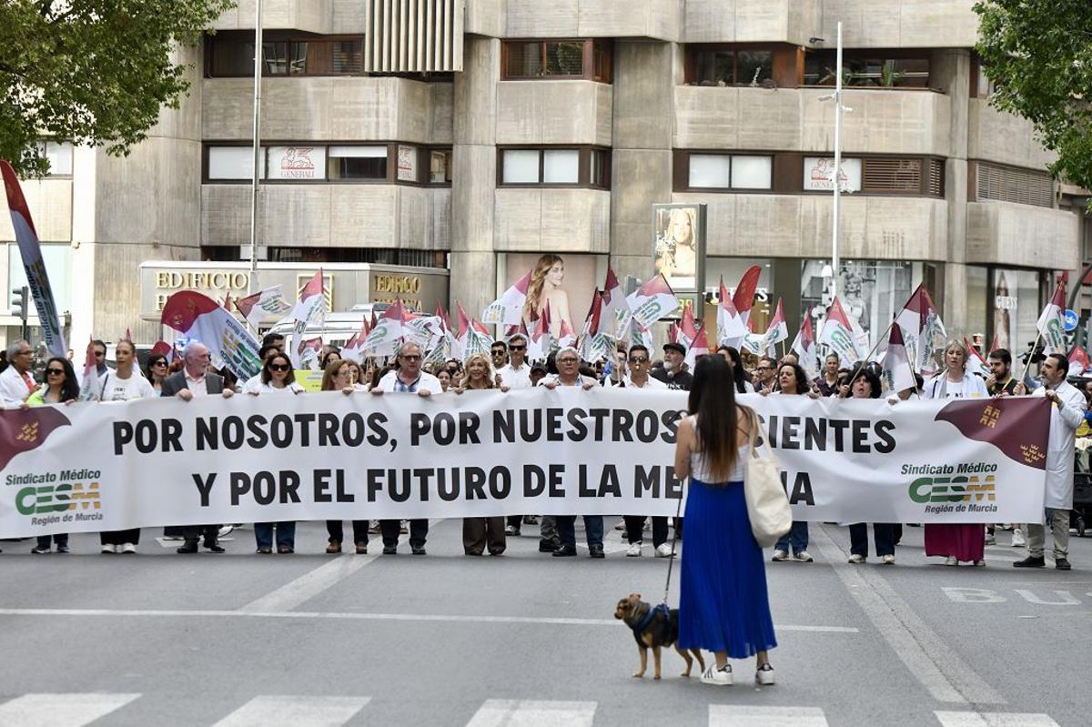 Las imágenes de la protesta de médicos contra el Estatuto Marco este miércoles en Murcia