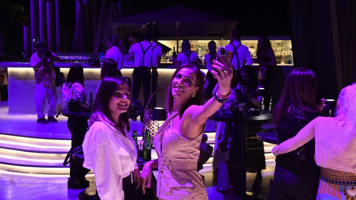 Dos de las asistentes, haciéndose un selfi durante el cóctel