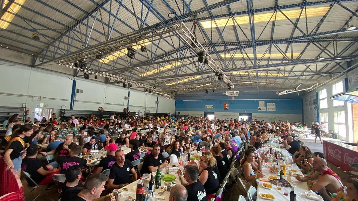 La comida de peñas reunirá a más de mil personas el sábado 17 de agosto en el pabellón. Los peñistas llenarán de color las calles de la localidad.