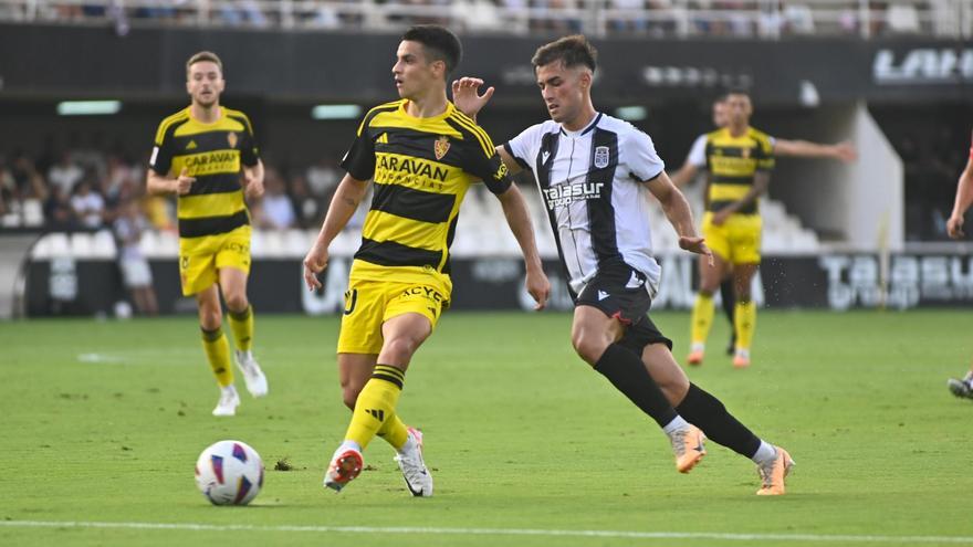 Bermejo controla un balón en el partido ante el Cartagena, uno de los 4 en que ha sido titular.