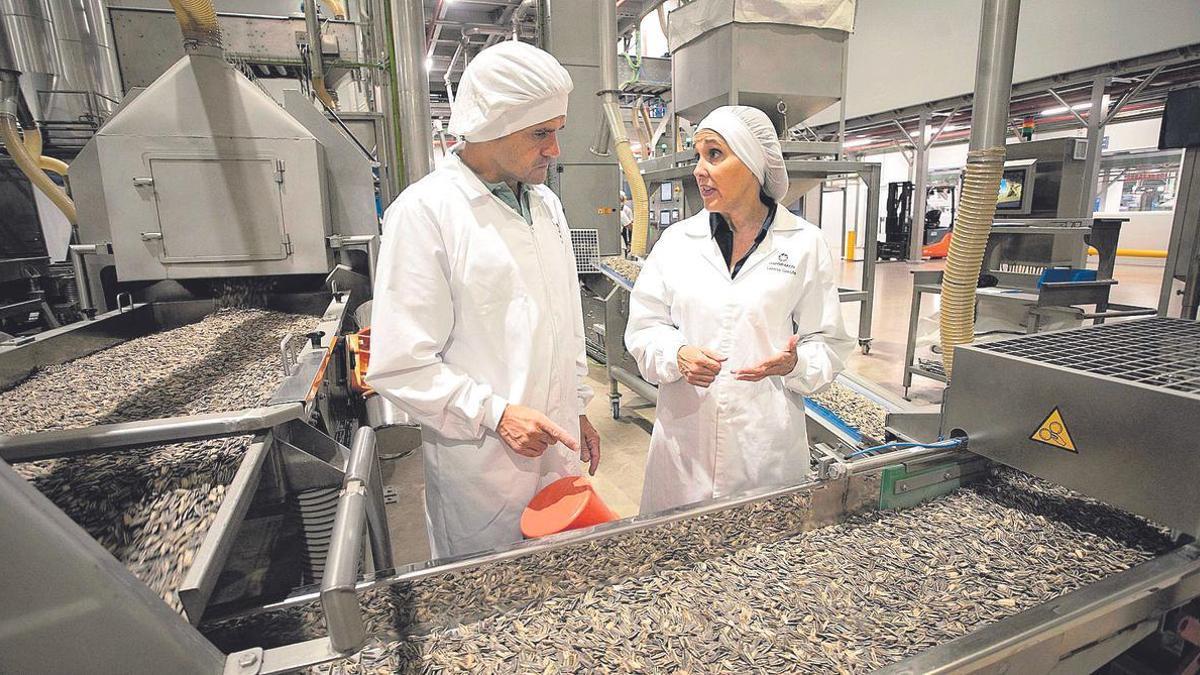 Teresa Cercós, directora de Operaciones del Grupo Importaco, y José Luis Andrés, director de la planta, en la fábrica de la empresa en Parc Sagunt.