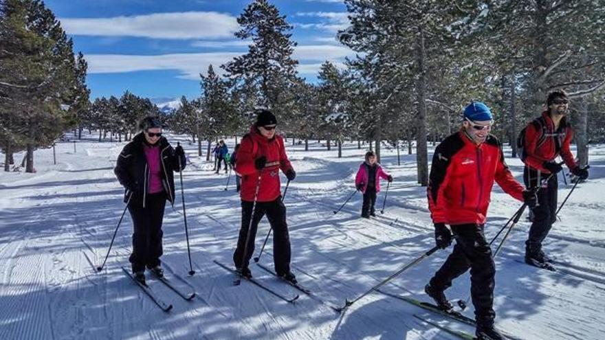 Uns aficionats a l&#039;esquí de fons practicant a les pistes de Guils-Fontanera