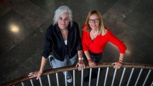 Mar Hurtado y Eva Sargatal, de la asociación de maestros Rosa Sensat.
