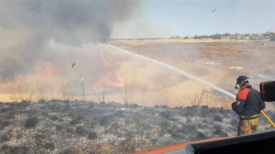 Los bomberos atienden 40 incendios en Badajoz durante el fin de semana