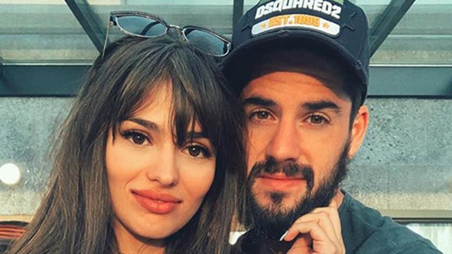 Sara Sálamo, junto a Isco Alarcón.