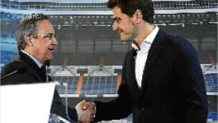 Florentino Pérez dóna la mà al ja exporter del Madrid Iker Casillas