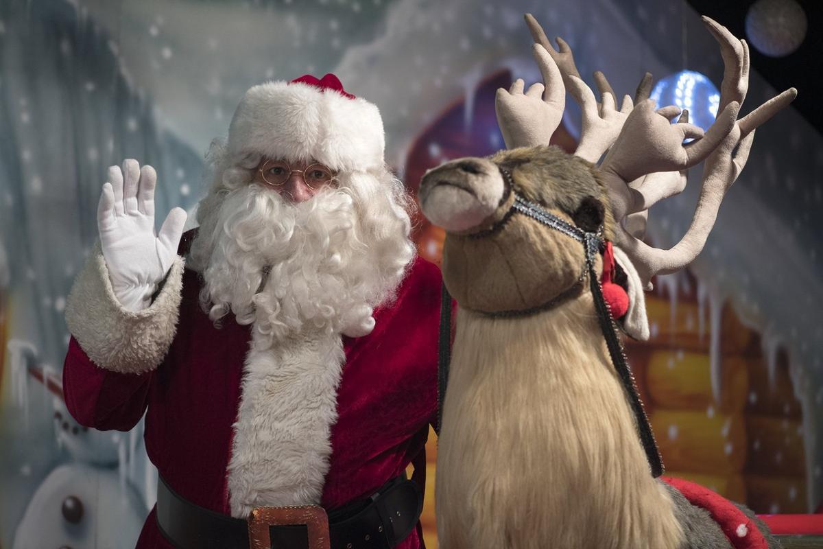 BOR209. BURDEOS (FRANCIA), 05/12/2017.- Un hombre disfrazado de Papá Noel saluda a los visitantes hoy, martes 05 de diciembre de 2017, en un mercado de Navidad en Burdeos (Francia). EFE/CAROLINE BLUMBERG