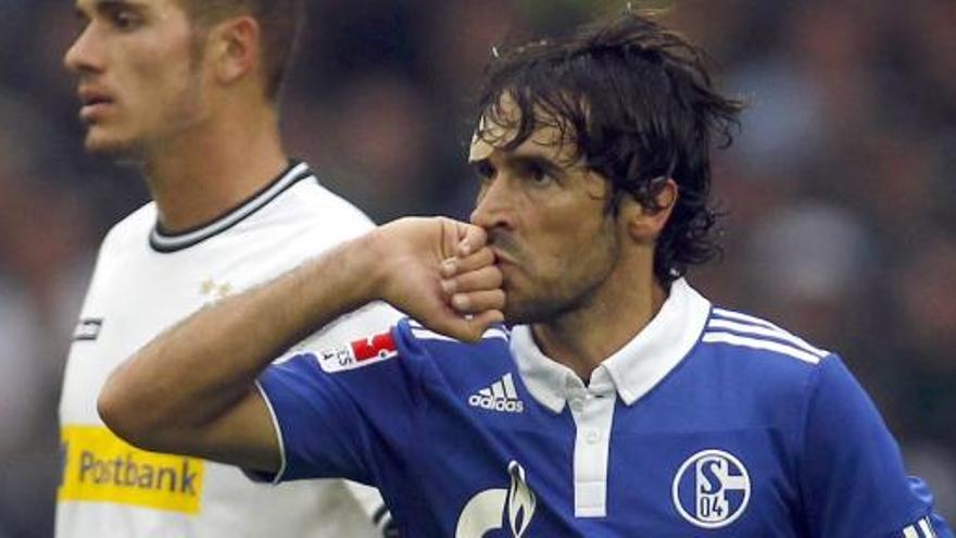 Raúl le da la victoria al Schalke, que se coloca segundo