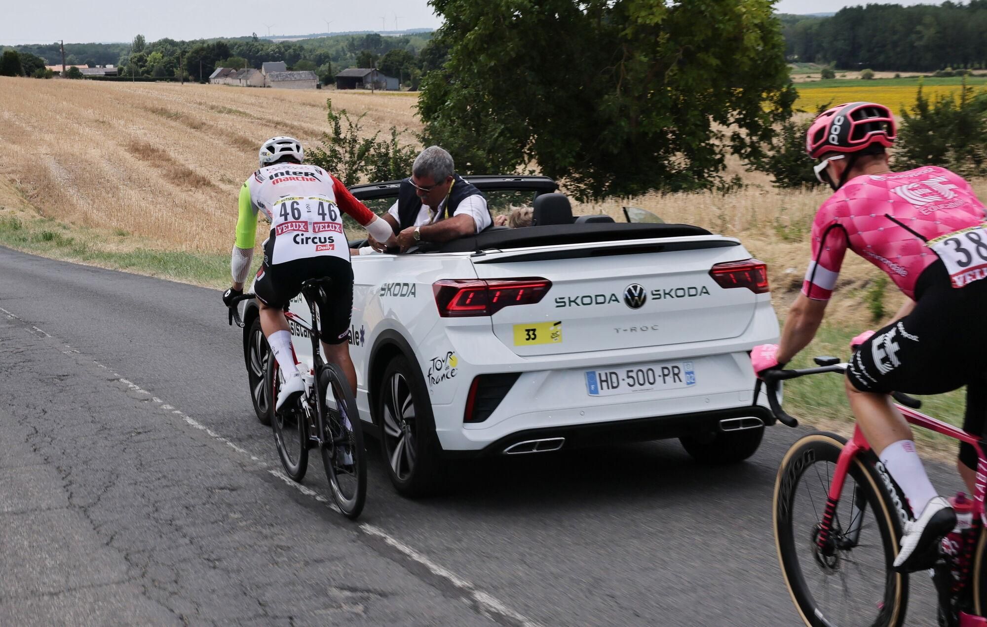 (France), 13/07/2025.- German rider Jonas Rutsch of Intermarché - Wanty team receives medical assistance during the 9th stage of the Tour de France cycling race over 174.1km from Chinon to Chateauroux, France, 13 July 2025. (Ciclismo, Francia) EFE/EPA/CHRISTOPHE PETIT TESSON