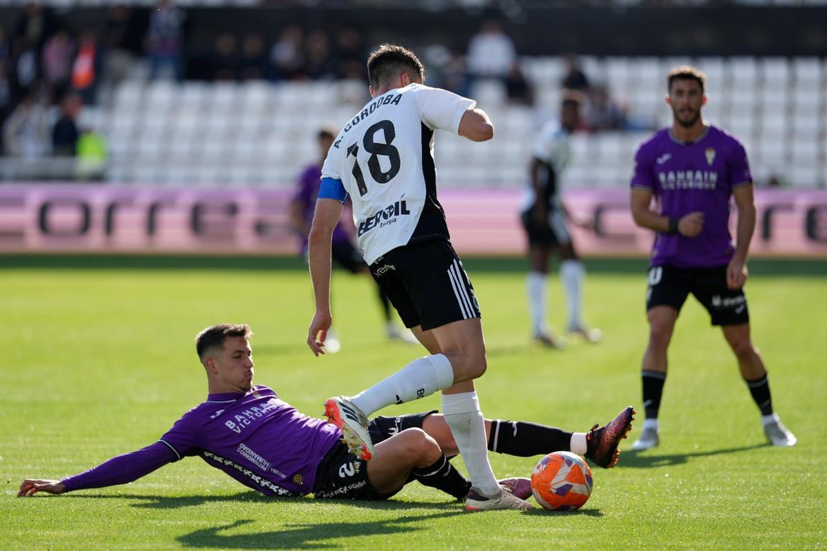 Pedro Ortiz pugna por un balón a ras de césped en el choque ante el Burgos.