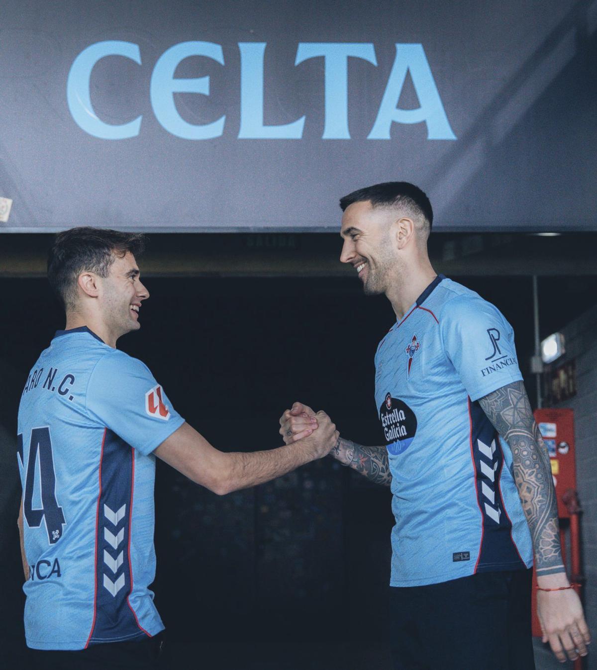 Álvaro Núñez (izquierda) y Matías Vecino, los dos últimos fichaje del Celta, se saludan en Balaídos. | RCCV