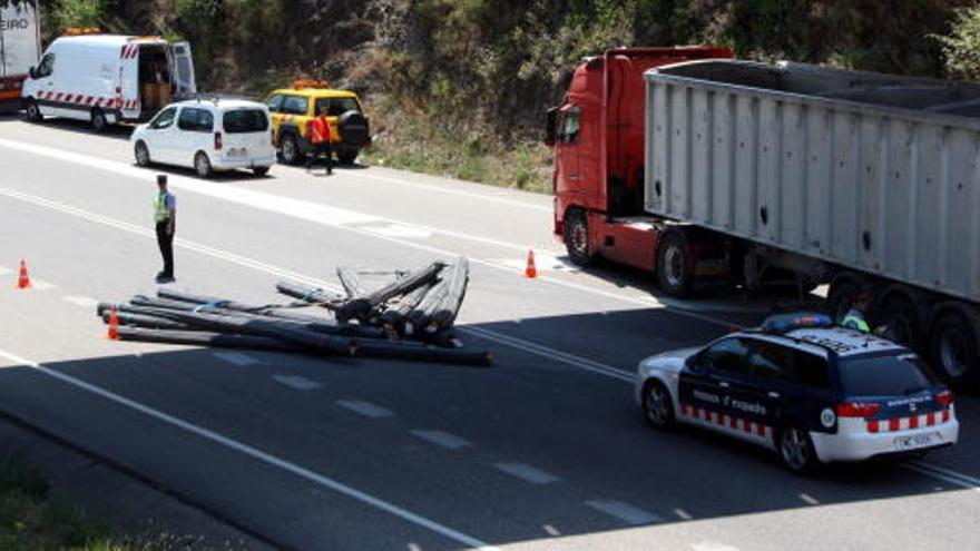 Un camió perd part de la càrrega a la C-66 entre Celrà i Girona