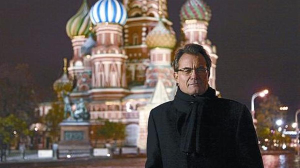 El 'president', Artur Mas, ante la basílica de San Basilio de Moscú, ayer.