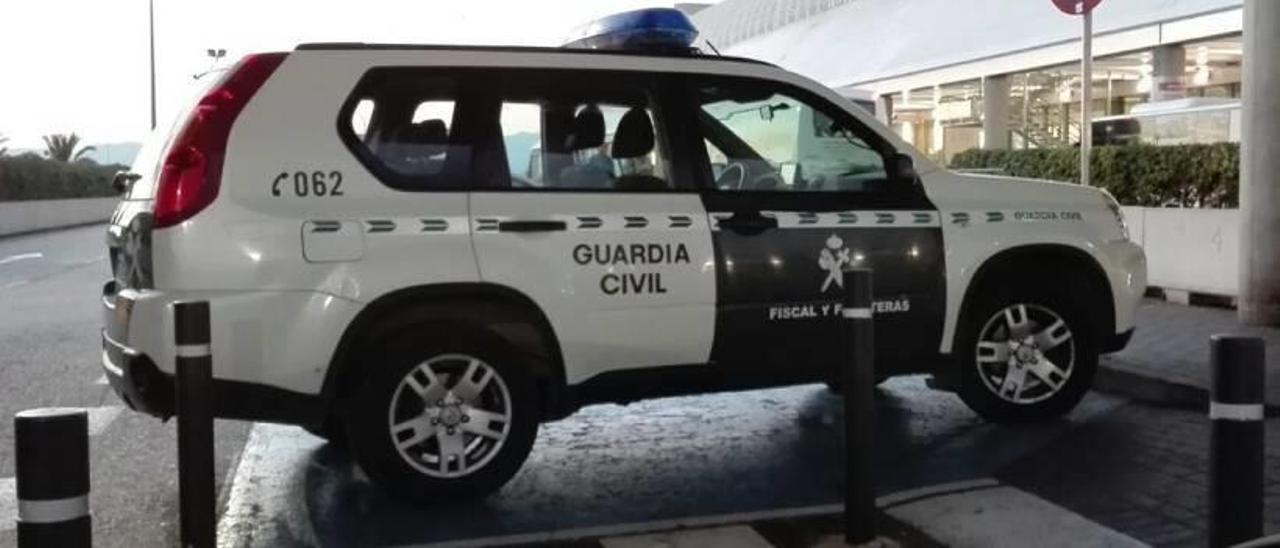 Un vehículo de la Guardia Civil, en una plaza para discapacitados de Son Sant Joan.