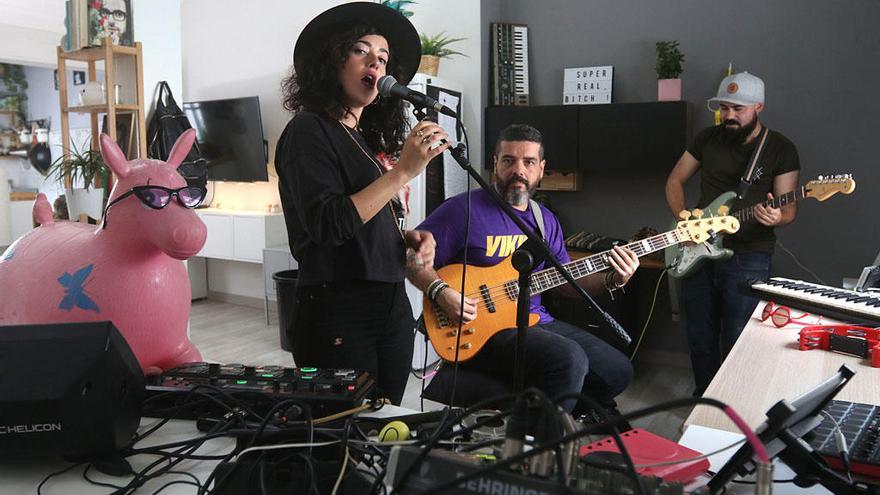 Julia Martín, junto a Miguel Romero (bajo) y Javier Flores (guitarra), ensayando en el estudio situado en la propia casa de la artista.