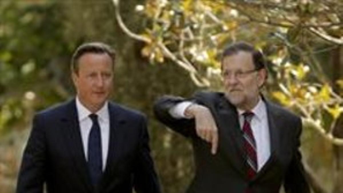 El 'premier' británico, David Cameron, y el presidente, Mariano Rajoy, ayer, pasean por los jardines de Moncloa.