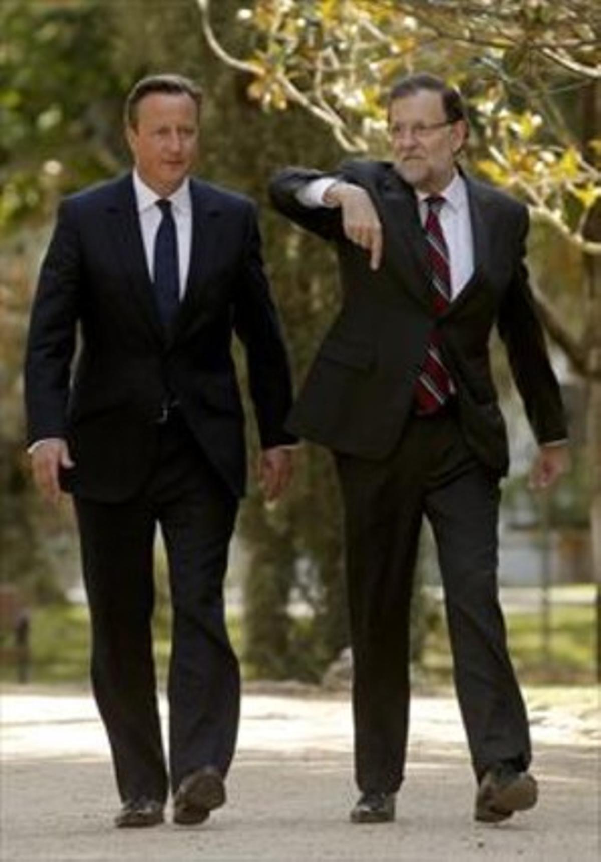 El ’premier’ britànic, David Cameron, i el president, Mariano Rajoy, ahir, passegen pels jardins de la Moncloa.