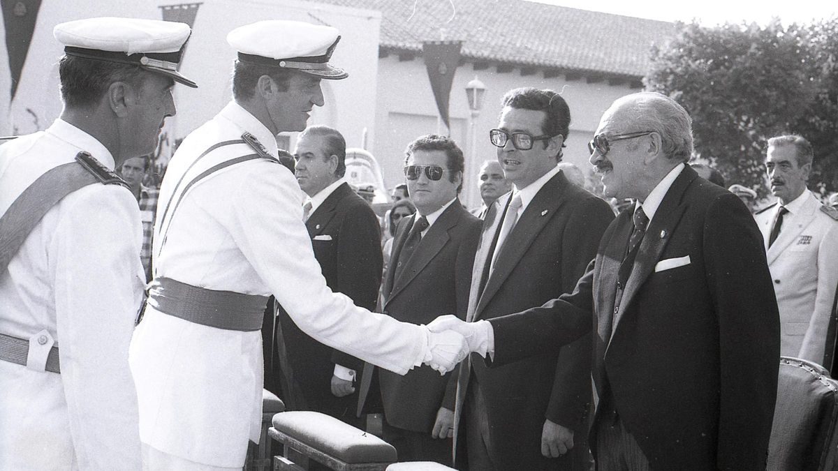 El Rey Don Juan Carlos I saluda al procurador en Cortés Ernesto Andrés Vázquez, en la entrega de despachos de la AGA de San Javier (1977).