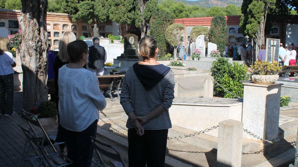 Misa en el jardín central del cementerio.