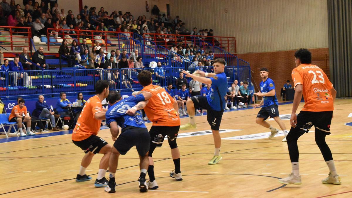 Imagen de un lance del partido entre el Base Oviedo y el Trasmapi.