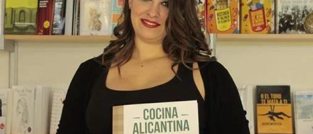 La alicantina Mayte Morote con el libro.