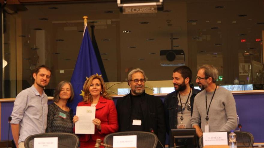 El zamorano José Regueras (en el centro) junto a los eurodiputados y otros portavoces.