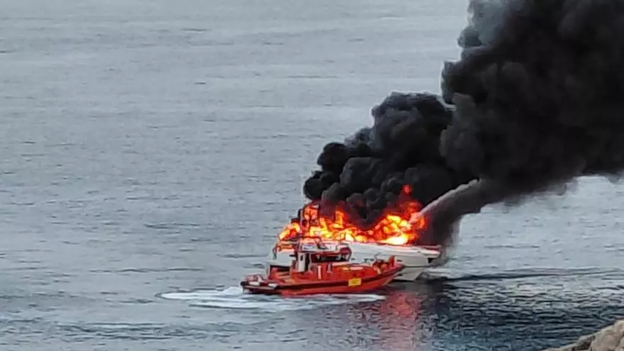 Vídeo del incendio de un yate en Ibiza