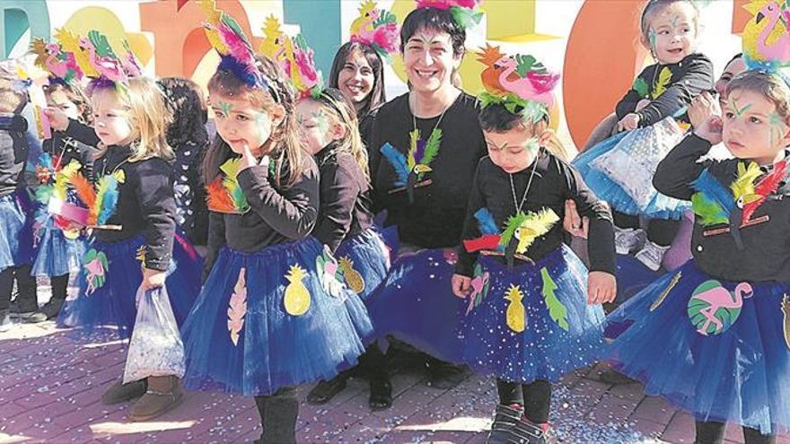 Los niños dan comienzo a los días de Carnaval en Peñíscola