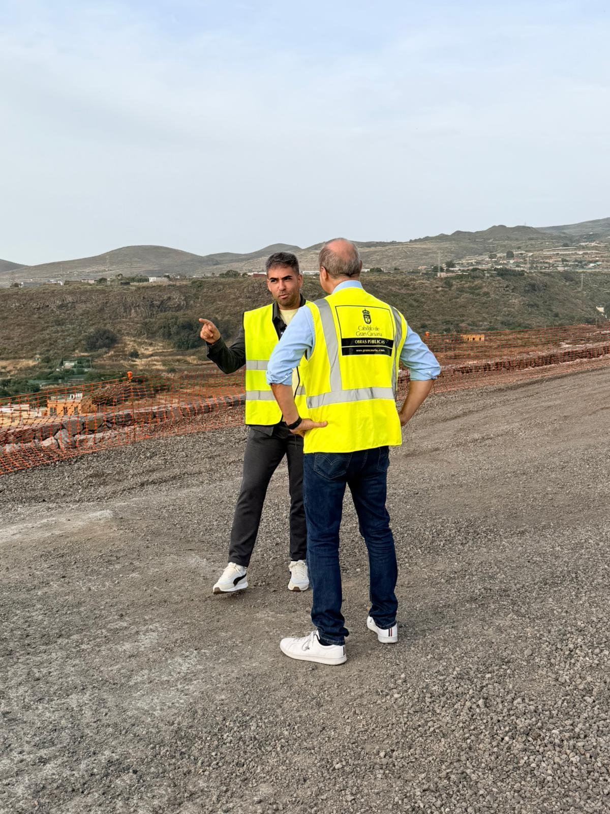 Agusto Hidalgo y Adolfo Rodríguez durante la visita a las obras de la carretera de Valsequillo