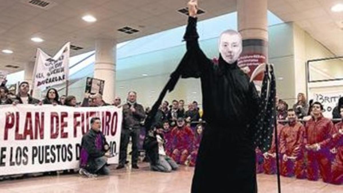 Protesta de empleados de Iberia en El Prat en febrero del año pasado.