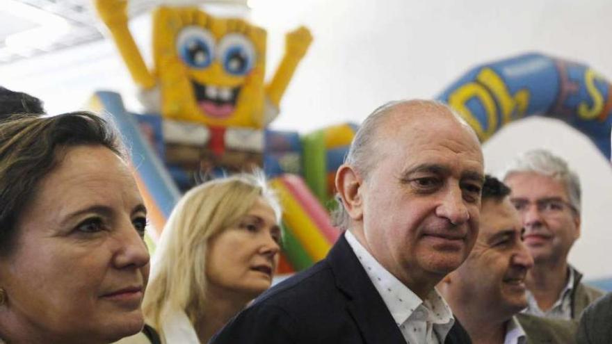 El &quot;pleno de la vergüenza&quot;  |  El ministro de Interior, Jorge Fernández Díaz, candidato del PP por Barcelona, visitó ayer el Salón de las Familias Numerosas, donde aparece ante un hinchable de Bob Esponja. Allí calificó la sesión de hoy en el Parlament catalán como el &quot;pleno de la vergüenza&quot;.