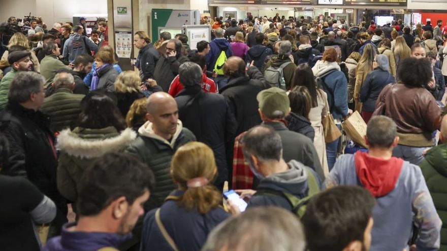 La estación de Chamartín, en Madrid, ayer, abarrotada debido a la avería que afectó a miles de usuarios de los trenes de alta velocidad.