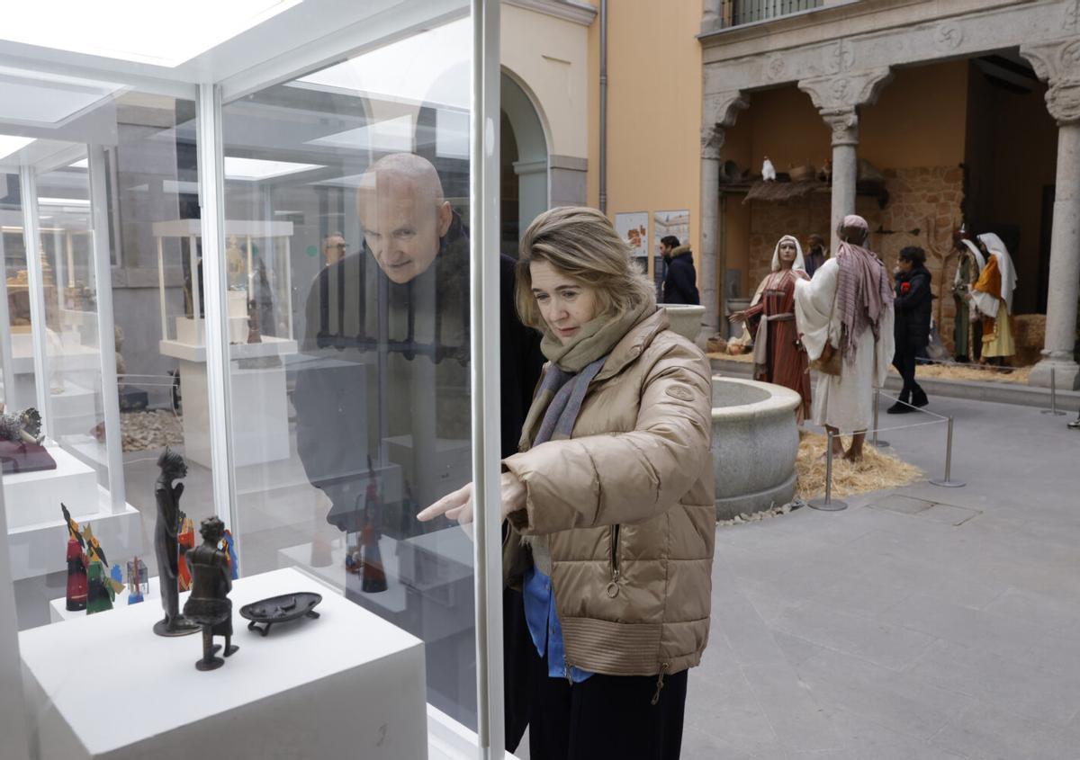 Rivera de la Cruz visita la exposición de belenes del Museo de San Isidro.