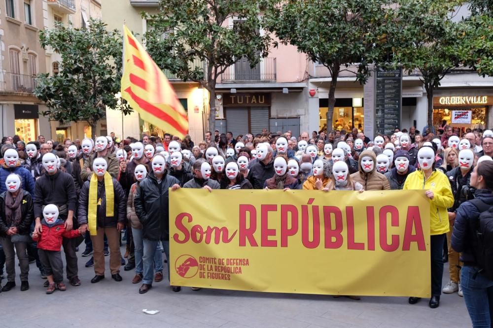 Concentració CDR Figueres amb màscares blanques