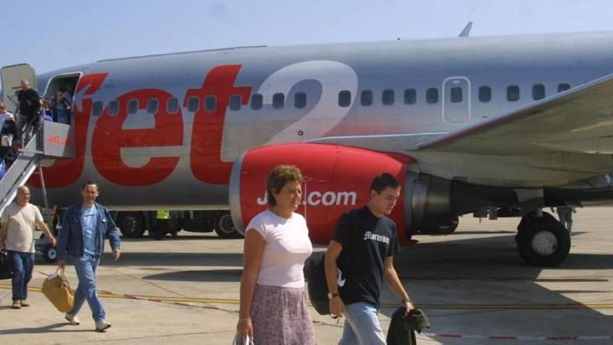 Desembarco de pasajeros en el aeropuerto de San Javier.