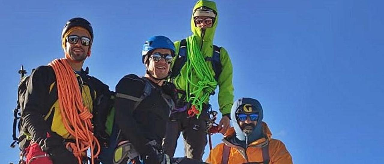 Los cuatro alpinistas en la cima del Mont Blanc.