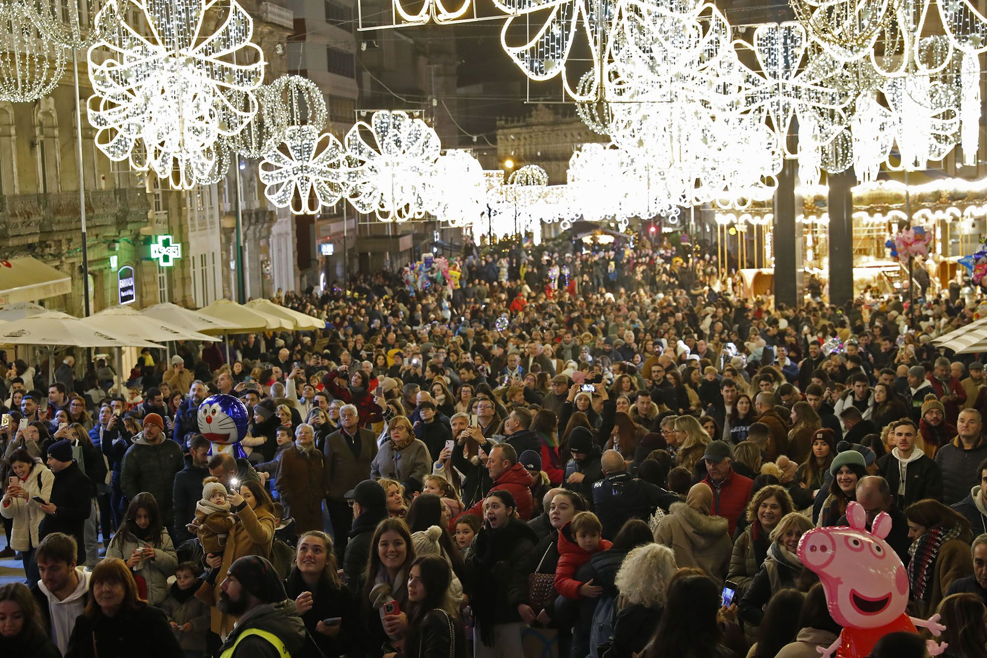 Las calles del centro de Vigo a rebosar de visitantes para ver las luces