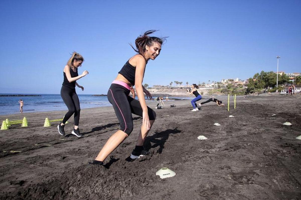 Las candidatas a Miss Universo España realizan actividades en la playa de Fañabé Las candidatas a Miss Universo España realizan actividades en la playa de Fañabé