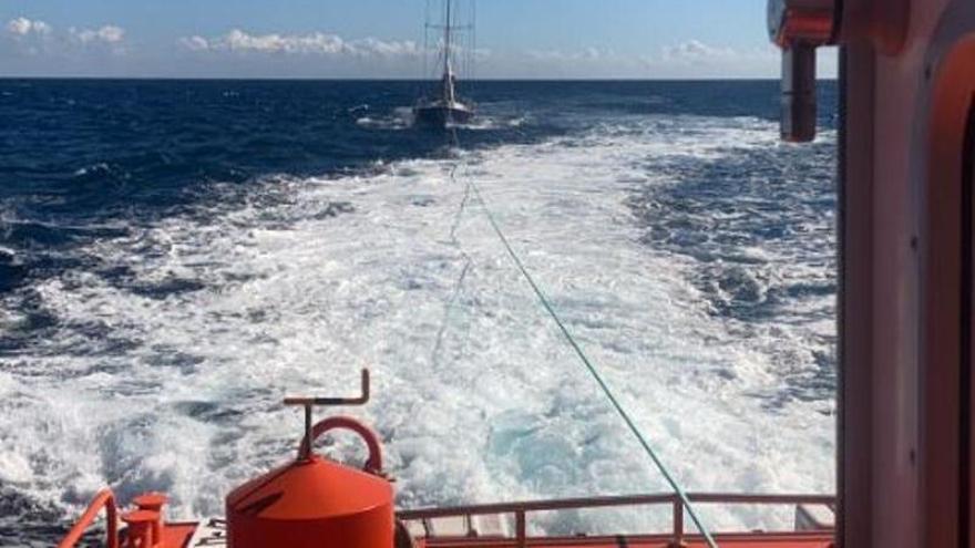 Salvamento remolca a dos barcos averiados en una misma mañana en Ibiza y Formentera