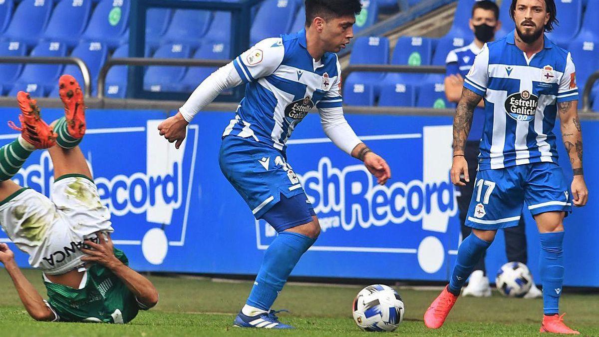 Nacho con el balón ante Héctor, en el partido del domingo contra el Coruxo.