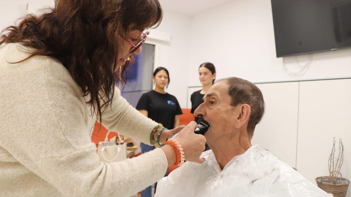 Galería: Tarde de peluquería para los enfermos crónicos del Hospital de Ibiza