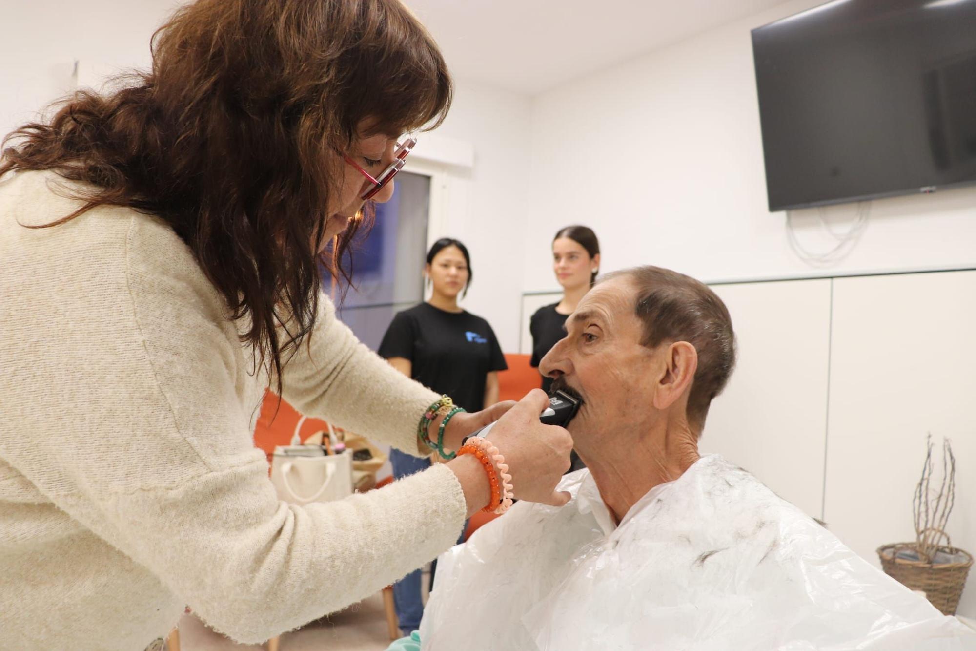 Galería: Tarde de peluquería para los enfermos crónicos del Hospital de Ibiza