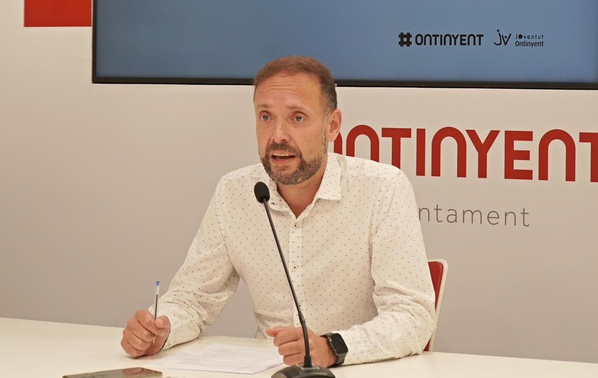 El concejal Álex Borrell en la presentación de las actividades.