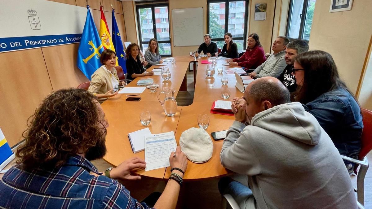 Eva Ledo, hoy, junto a los sindicatos firmantes del pacto &quot;Asturias Educa&quot;