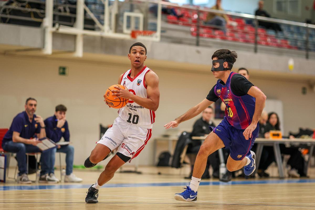 Carlos Alías entra a canasta ante la oposición de Oriol Filbà, durante el Barça Atlètic-Casademont de la Liga U.