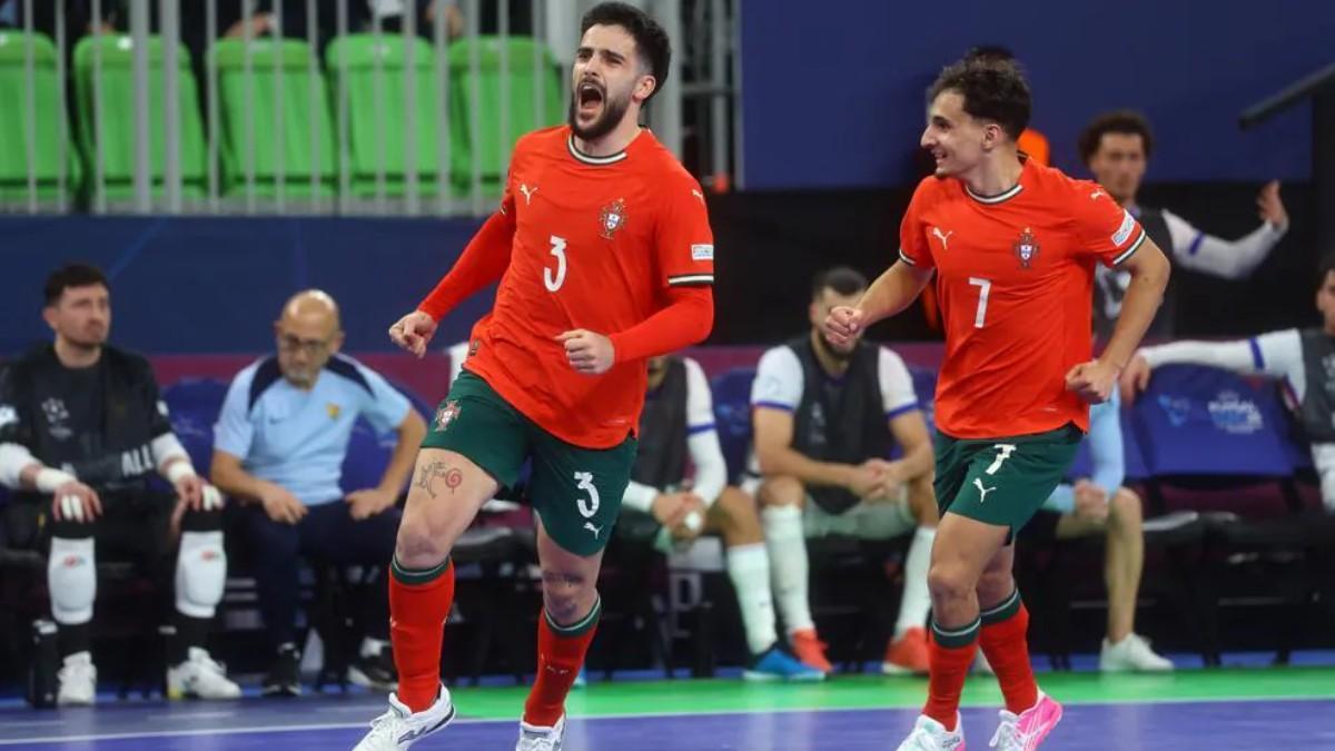 Los jugadores de Portugal celebran un gol