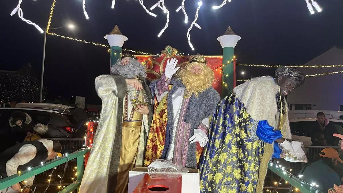 Los Reyes imponen su magia al mal tiempo en la comarca de A Coruña