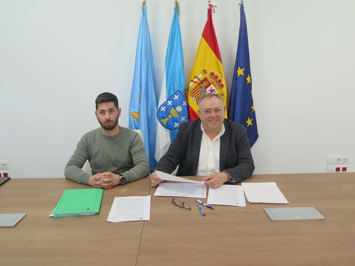 El alcalde de A Laracha, José López Varela, y el presidente de la Comisión Informativa de Asuntos Económicos, Facenda e Especial de Contas, Manuel García, en la presentación de las cuentas de 2026