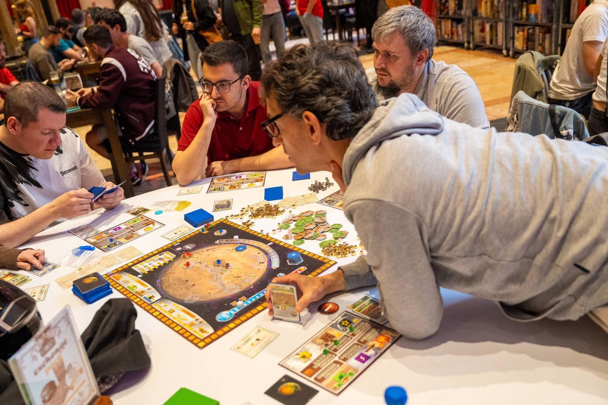Encuentro de juegos de mesa en la Estación de Francia de Barcelona. El evento es organizado por Kleff, la comunidad de juegos de mesa más grande de Europa.