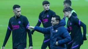 Xavi Hernández habla con Busquets antes del entrenamiento en el estadio de Estambul.